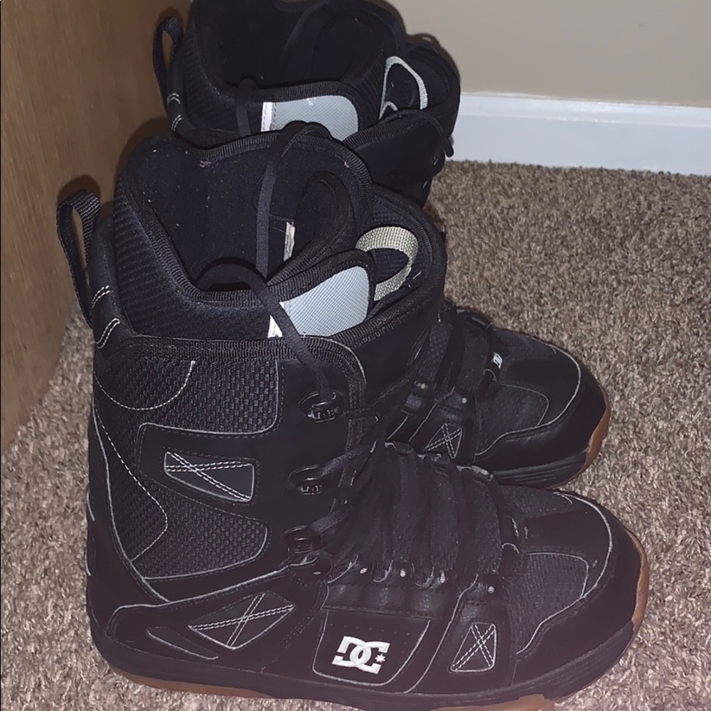 DC snowboarding boots